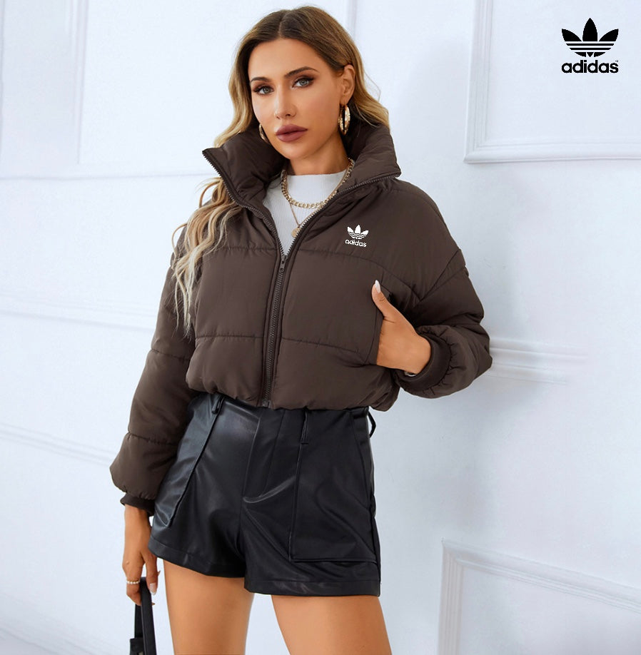 Chaqueta acolchada con cremallera y cuello alto para mujer